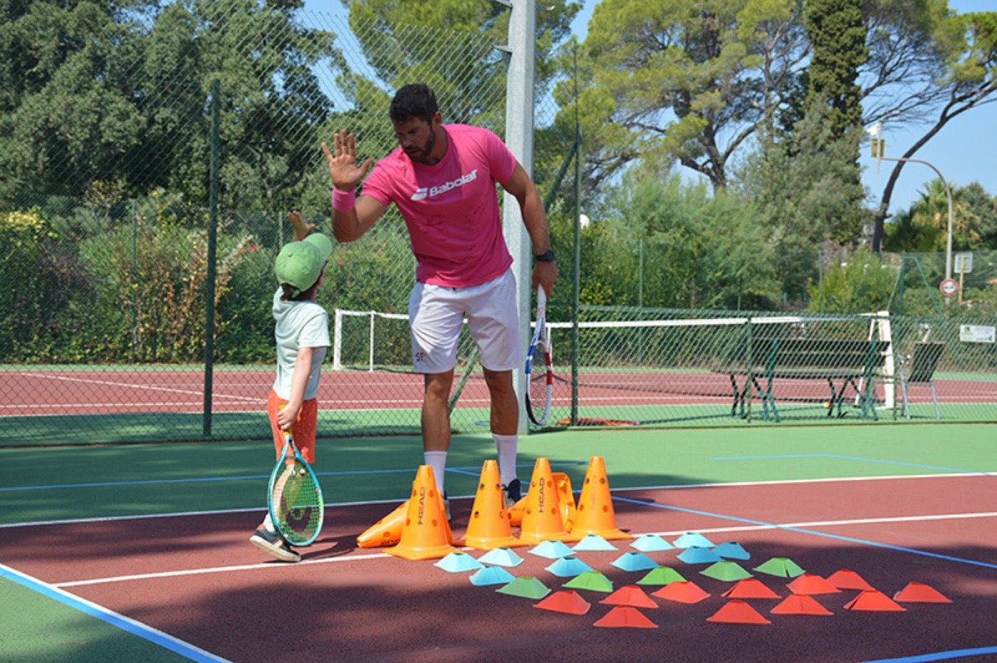 Court de tennis du Tennis Club de Valescure à Saint-Raphaël, au cœur des golfs de la Côte d'Azur