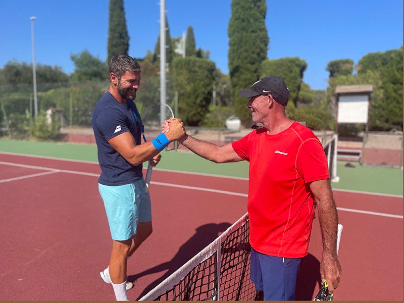Benjamin Lemaitre enseigne la prise de raquette à un élève, cours de tennis Saint-Raphaël